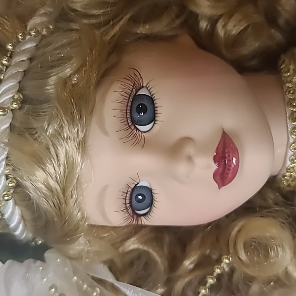 1997 Vtg Victorian Rose Porcelain Bride Doll in White Dress with Gold Accents